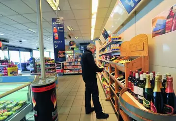 La consommation des ménages, éternel moteur de la croissance française, se grippe sérieusement depuis quelques mois. Une contrainte qui pourrait se transformer en audace ? Relancer les secteurs productifs apparaît comme un critère essentiel pour le cabinet d’analyses Xerfi.