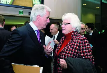 Michel Barnier, ministre de l’Agriculture et Mariann Fischer Boel, commissaire européenne à l’Agriculture lors du conseil à Bruxelles le 20 novembre.