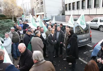 Les forestiers privés se sont associés à cette action syndicale initiée par la FDSEA-JA. Devant la DDT, agriculteurs et forestiers ont expliqué la situation à Bruno Locqueville, directeur de la DDT 43.