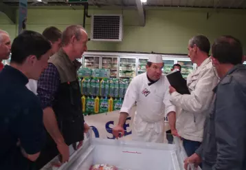 Les éleveurs de porc en présence de responsables du magasin Intermarché et du chef du rayon boucherie de la grande surface.