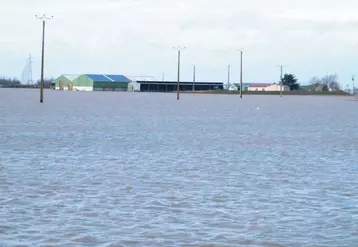 Un arrêté interministériel en date du 1er mars constate l’état de catastrophe naturelle pour les départements de la Vendée et de la Charente Maritime. Il ouvre l’accès à l’indemnisation pour dommages liés aux inondations.