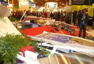 Le stand du Cniel au Space dévasté par des manifestants.