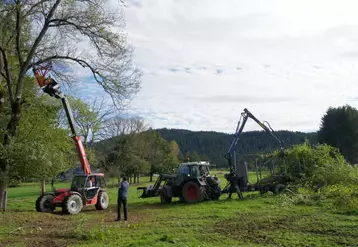 La démonstration de la cisaille Escomel a démontré aux visiteurs la facilité avec laquelle il est possible aujourd’hui d’entretenir ses haies et d’en valoriser le bois coupé.