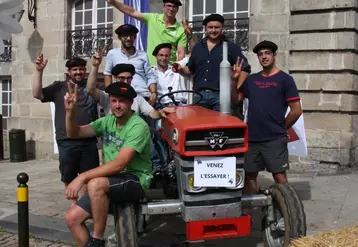 Les Jeunes agriculteurs avec leur béret sur un vieux tracteur 
à essayer devant la mairie.