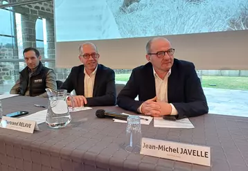À la tribune : Franck Roux, président délégué Haute-Loire, Bertrand  Relave, directeur général et Jean-Michel Javelle, président.
