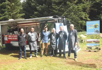 Les éleveurs de Haute-Loire en compagnie du boucher Mickaël Chabanon devant le food-Truck d'Interbev.