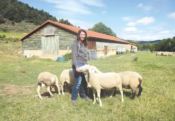 Audrey Dulondel devant sa bergerie à Croisances.