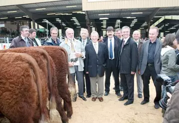 Élus et personnalités autour du président Michel Tafanel, dimanche matin lors de la visite officielle du concours.