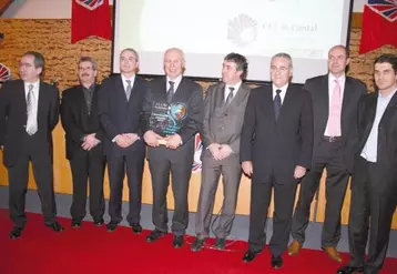 Hubert Desjonquères, PDG de Lyocentre, reçoit le trophée du coach Cantal 2008 des mains du préfet, Paul Mourier.