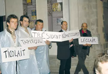 L’assemblée générale de la FDSEA a servi de scène aux producteurs pour dénoncer une nouvelle fois l’attitude des entreprises laitières et de la grande distribution.