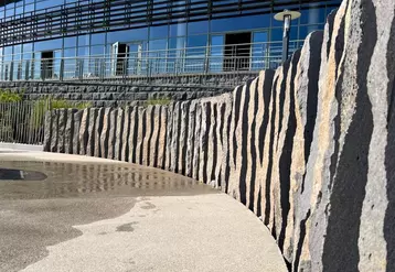 La pierre de Bouzentès, "dans 2 000 ans elle sera encore là", affirme Emmanuel Hébrard. Réalisation au centre aqualudique de Saint-Flour.