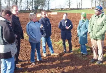 Les organisateurs et partenaires de la fête de la Mangona ont rendu visite aux Battut, naisseurs-engraisseurs de porcs en plein air à Mauriac.