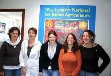 L’équipe administrative des JA du Cantal : de gauche à droite, Isabelle Ortéga, Céline Rodier, Virginie Sainte-Marie, Sonia Bennani qui passe le relais à Florence Antoine (à droite).