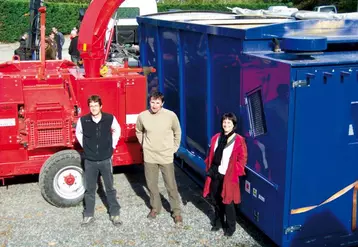 Thierry Touyre (au centre) entouré d’Annick Garsault et de Damien Puech, a acquis l’unique camion souffleur de combustible bois d’Auvergne.