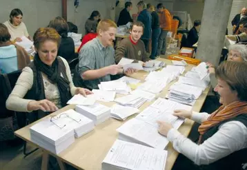 A la préfecture : la préparation du matériel de vote avant l’expédition.