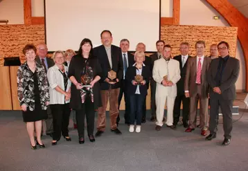 L’ensemble des lauréats 2014 des trophées de l’entreprise accompagnés de nombreuses personnalités.