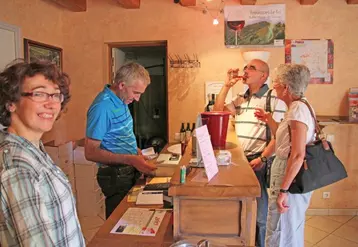 Dégustation du millésime 2012 avec Isabelle et Serge Broha, dans leur point de vente de la ferme de la Vidalie, à Vieillevie.