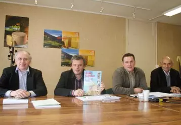 Michel Lacoste (au centre), entouré de Bruno Clouet (à gauche), Laurent Lours et Jean Vigier.