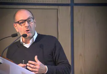 Pascal Perri, économiste, face aux chefs d’entreprises cantaliens.