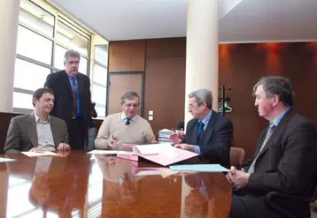 Le président Jacques Mézard a signé lundi le premier compromis de vente de terrain avec Guy Demaison.