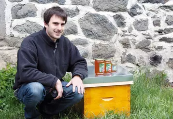 David Pigeon commercialise son miel dans des pots vendus au marché d’Aurillac et de Maurs.