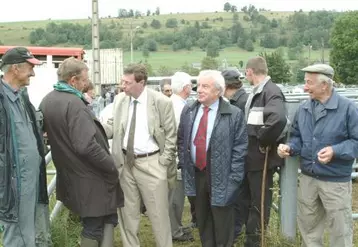 Le préfet Delage (en compagnie d'Alain Marleix) s’est longuement entretenu avec les éleveurs.