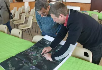 Yann Rolland (à droite) et la carte finale des échanges.