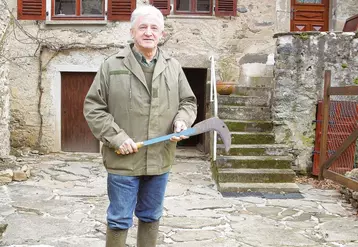 Louis-Jacques Liandier, serpette en main, dans le petit village de Bousselargues près de Blesles (43) où il passe le plus clair de son temps.