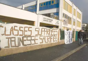 La semaine dernière, des enseignants étaient en grève et des premières manifestations avaient lieu, qui en appelaient d'autres.