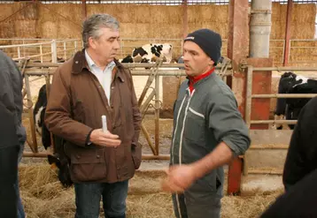 Vincent Descœur, président du Département, et Christophe Puech, éleveur laitier à Arpajon.