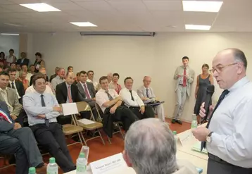 Conférence-débat entre ministre, élus et acteurs économiques, au pôle immobilier d’entreprises.