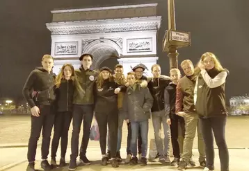 Les élèves ont célébré leur  victoire devant l'Arc de Triomphe.