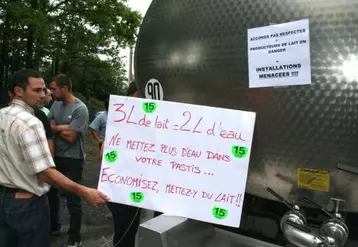 Les Jeunes agriculteurs sont venus des quatre coins du département pour conduire une première action symbolique.