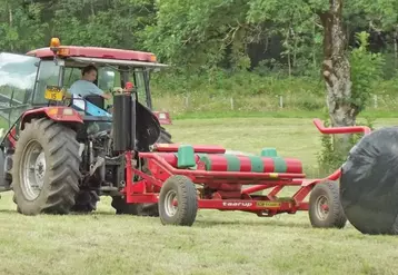 Des éleveurs qui voulaient faner décident finalement d’enrubanner leur herbe à cause du risque de pluie.