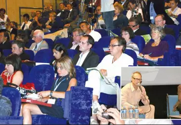 S. Pilicer (président fondateur de RuraliTic) et V. Berberian (AMRF) ont présenté l’enquête sur le très haut débit et les élus ruraux.