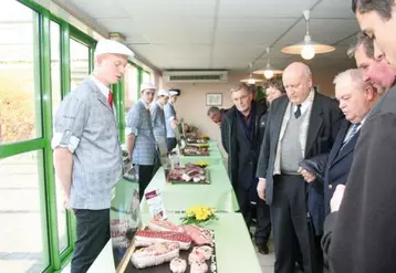 Le président de la Confédération nationale de la boucherie et le président départemental, Claude Meinier, ont salué chacun des 24 candidats.