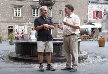 Le journaliste belge Nazim Alfatli (ici avec Bruno Faure) vient de tourner un reportage sur le Cantal.