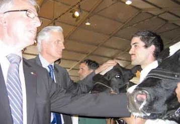 Le ministre de l’Agriculture Michel Barnier, ici aux côtés de Roger Blanc, devrait inaugurer la 17e édition du Sommet de l’élevage (photo d’archives).