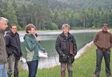 Jean-Marc Brunhes, à droite, a témoigné de son expérience lors de la journée organisée par le GVA de Lafeuillade-Montsalvy,
l’association des irrigants du Cantal et la SA-TPA.