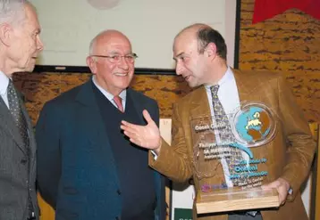 Le nouveau coach Cantal a tenu à partager son trophée avec son père, Marcel Matière, qui a su développer l’entreprise familiale.