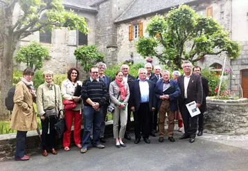 À Montsalvy, la commission au grand complet, accompagnée par les maires des trois communes prêtes pour le label.