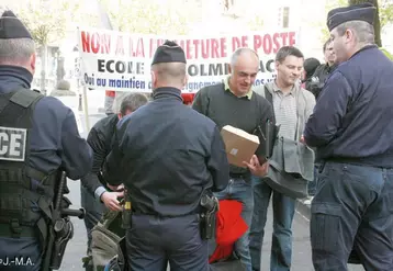 Les forces de l’ordre ont filtré l’accès au CDEN pour éviter tout débordement et sécuriser le bâtiment de l’État.