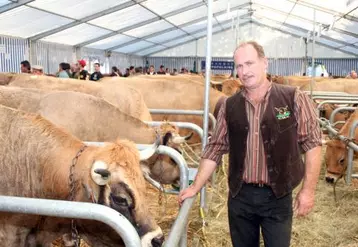 Nouveau président de l’Union et de l’Upra aubrac, Henry Peyrac est éleveur à Cruéjouls, dans l’Aveyron.