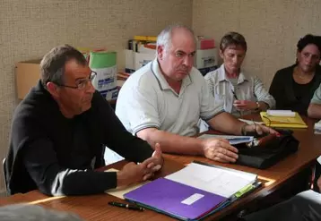 Claude Roustan aux côtés de Daniel Marfaing, président de la Fédération des pêcheurs du Cantal.