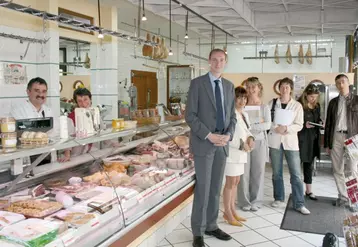 Une boutique en centre-ville de Pierrefort, plutôt accueillante et qui fleure bon l’authentique.