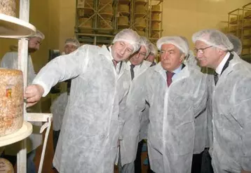 André Vigier a servi de guide à Alain Marleix, ici devant du cantal en cours d’affinage. Jean-Louis Lousteau, président de 3A, a sollicité l’appui du secrétaire d’État sur les risques du projet de loi LME et d’une décision de la DGCCRF.