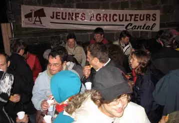 Toujours le sourire aux lèvres, les JA ont offert le café et les croissants, dès 4 heures du matin, aux festivaliers noctambules.