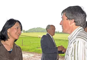 Discussion entre les journalistes japonais et les éleveurs du Gaec Montagnier, à Isserpent, dans l’Allier.