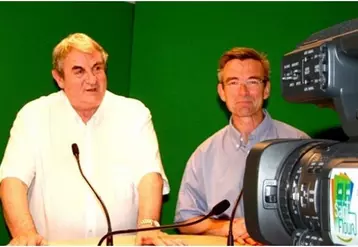 Le Père Jean Cheminade et Jacques Bourassa devant les caméras de la Web TV du diocère.