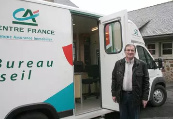 Pierre Arnal sillonne les routes du département à la rencontre des clients n'ayant pas de moyens de transport pour rallier une des 30 agences de la banque verte.